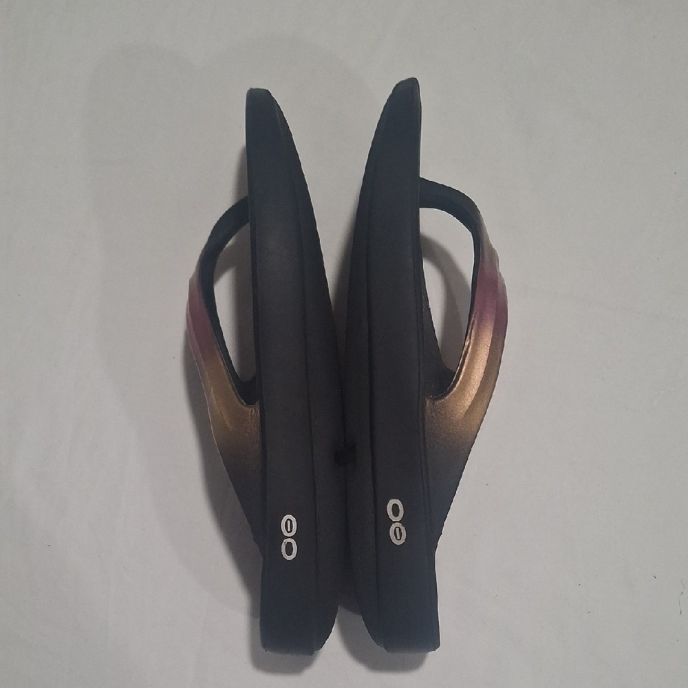 OOFOS Black and Gold Women's Sandals Size 8 - Picture 6 of 9